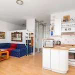 One Bedroom With Balcony In By Renters Lejlighed
