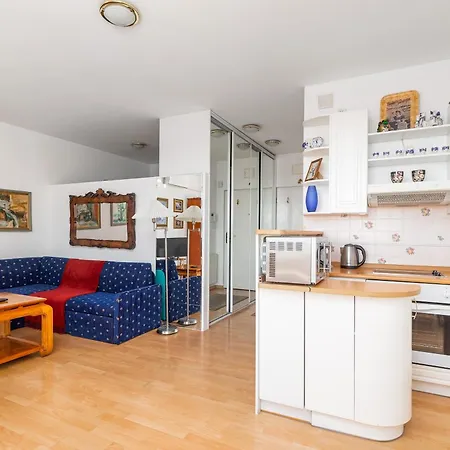One Bedroom With Balcony In By Renters Lejlighed