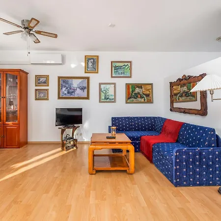 One Bedroom With Balcony In By Renters דירה