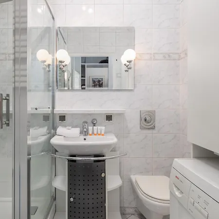 One Bedroom With Balcony In By Renters דירה